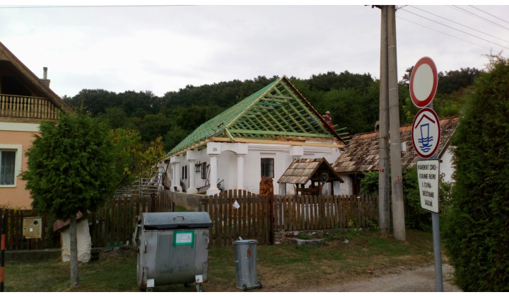 Oprava zrútenej strechy ľudového domu 
